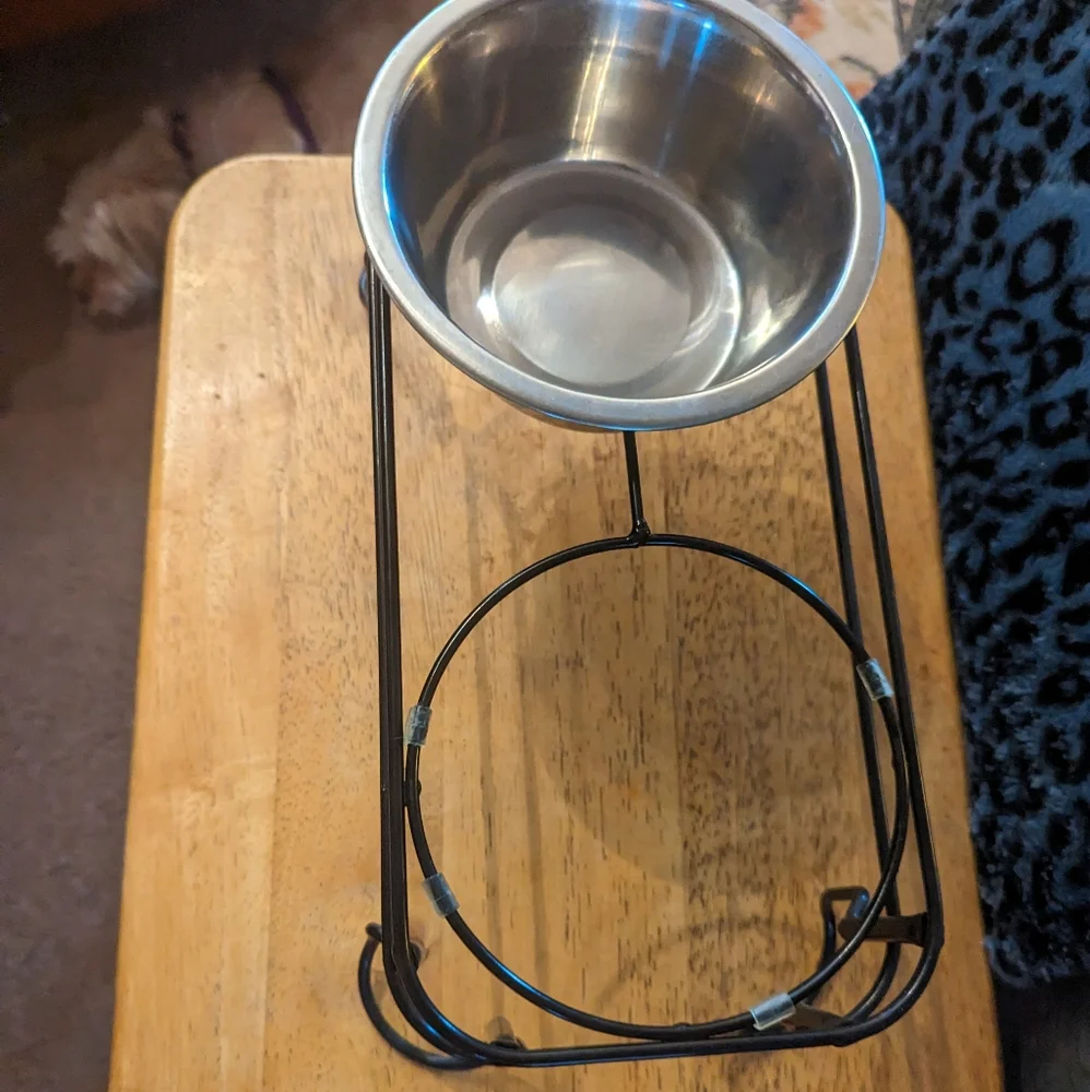 NWOT Metal Dog Bowls & Stand
